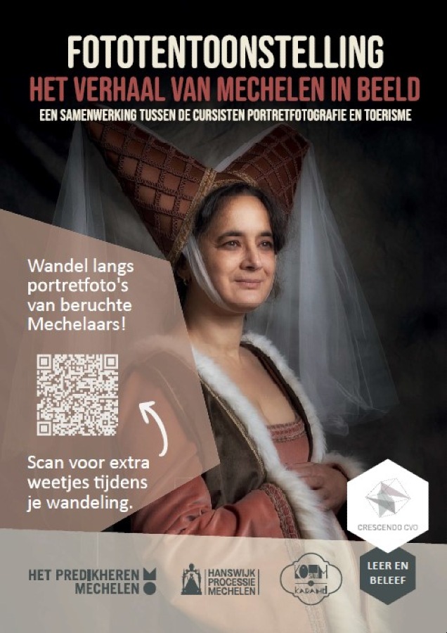 QR code op de flyer van de tentoonstelling in Mechelen, toont cursisten van de opleiding Ambassadeur van Mechelen. Gekleed in gedetailleerde historische kostuums, brengen ze belangrijke figuren uit de Mechelse geschiedeni