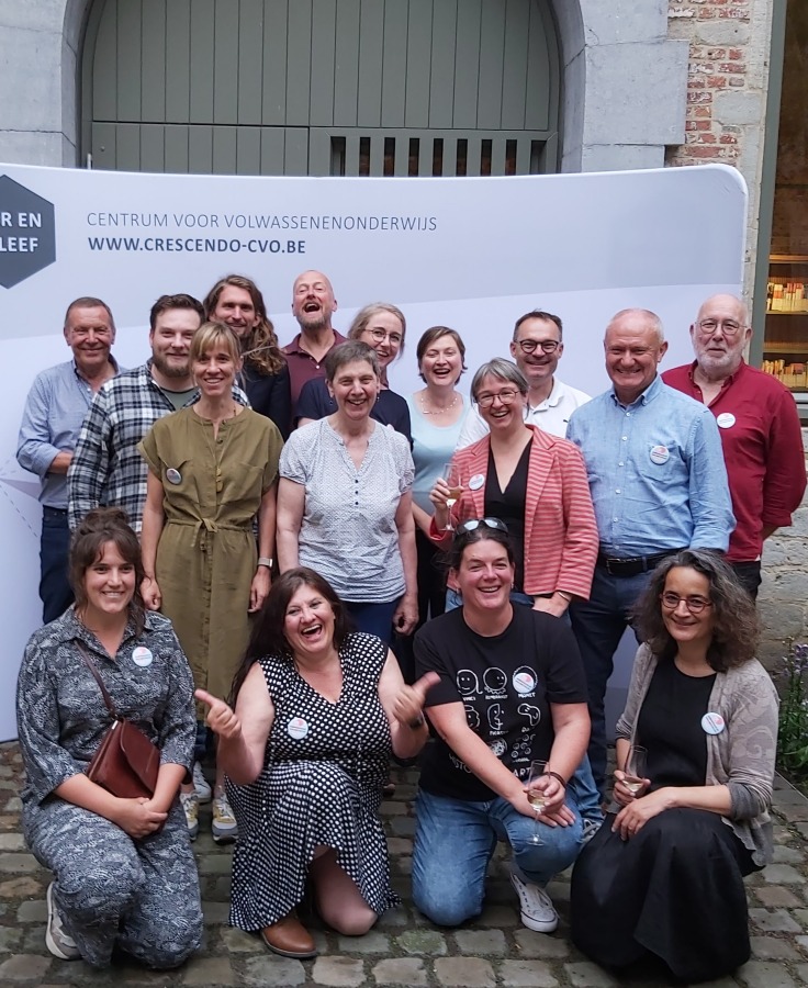Cursisten met passie voor Mechelen klinken op afstuderen tijdens opening fototentoonstelling 'Mechelen in beeld'